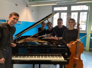 Torino, l'eredità della prof di musica: il pianoforte a coda agli studenti 