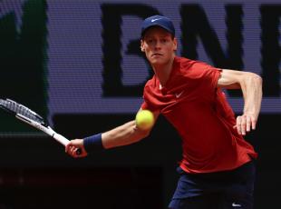 Italy's Jannik Sinner plays a shot against Christopher Eubanks of the U.S. during their first round match of the French Open tennis tournament at the Roland Garros stadium in Paris, Monday, May 27, 2024. (AP Photo/Aurelien Morissard)