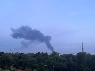 Milano, incendio in un'officina in via Chiesa Rossa: la colonna di fumo visibile a chilometri di distanza