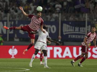 Olympiacos-Fiorentina, la finale di Conference League in diretta 1-0 | Gol di testa di El Kaabi