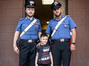 Roma, bambino salvato dai carabinieri sul lungotevere. Il padre: «Senza di loro non ce l'avrebbe fatta»