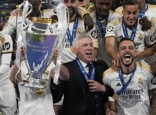 Real Madrid's head coach Carlo Ancelotti celebrates with the players after winning the Champions League final soccer match between Borussia Dortmund and Real Madrid at Wembley stadium in London, Sunday, June 2, 2024. Real Madrid won 2-0. (AP Photo/Frank Augstein)