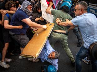Scontri a Roma, scudi di plexiglass dietro lo striscione pro Gaza. «Anche infiltrati nell'assalto al blindato della polizia»