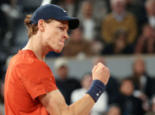 Sinner-Moutet al Roland Garros | La cronaca: Jannik inizia male poi ribalta il match e vince in quattro set 2-6, 6-3, 6-2, 6-1