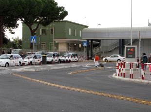 Roma, atterrato a Ciampino l'aereo con i 10 bambini da Haiti adottati da famiglie italiane 