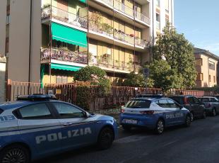 Monza, aggredisce moglie e figlio a coltellate dopo una lite in famiglia: bloccato dalla polizia, i due feriti sono molto gravi