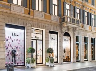 «Le borse di Dior fatte da operai cinesi sfruttati»: la società operativa del ramo italiano in amministrazione giudiziaria