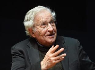 Noam Chomsky ricoverato in ospedale in Brasile dopo un ictus: colpita la parte destra del suo corpo