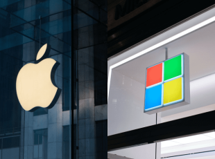 Wall Street premia Apple: con l’AI sull’iPhone supera Microsoft e torna la società più capitalizzata al mondo