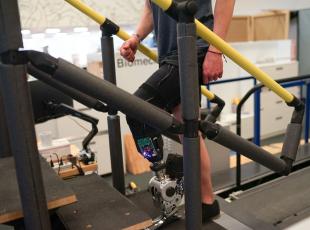 Prima gamba bionica interamente guidata dal cervello (e non da un algoritmo) fa camminare 7 pazienti amputati