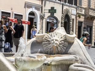 Roma - Caldo record. A piazza di Spagna toccati i 42 gradi - A piazza di SPagna il termometro segna 42 gradi - fotografo: Giuliano Benvegnù