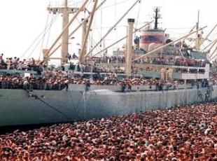 Vlora, 33 anni fa ventimila migranti albanesi sbarcarono a Bari. Il racconto e l'accoglienza della città: «Siamo la loro unica speranza»