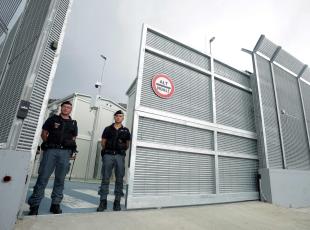 Albania, gli agenti italiani nei centri per migranti ripresi da una tv locale: «Saune e gite, è tutto gratis. Paga il governo italiano»