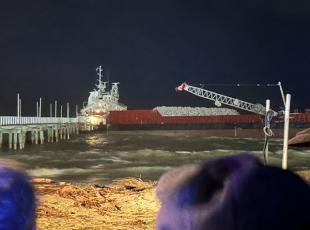 Marina di Massa, nave cipriota si schianta contro il pontile turistico a causa del vento e del mare grosso: nessun ferito