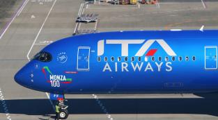 Ita Airways, 2,4 miliardi di ricavi nel 2023. Turicchi: «L’azienda non brucia soldi, tornerà il marchio Alitalia»
