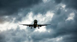 Turbolenze e fenomeni estremi: il cambiamento climatico complica i voli in Europa