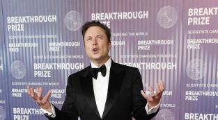 I due volti di Tesla: tagli ai dipendenti e 56 miliardi a Musk