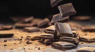 Cioccolato, cacao oltre i 10 mila euro a tonnellata e prezzi alle stelle: perché il mercato è a rischio