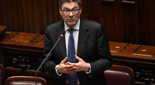Il ministro Giancarlo Giorgetti nel corso del question time alla Camera dei Deputati a Roma 8 maggio 2024.   ANSA/MAURIZIO BRAMBATTI
