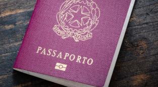 Passaporti, accelerano i rilasci: oltre 300 mila ad aprile, gli effetti positivi dell’Agenda prioritaria