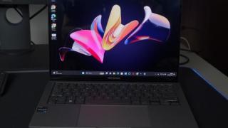 Lo ZenBook S 13 OLED di ASUS