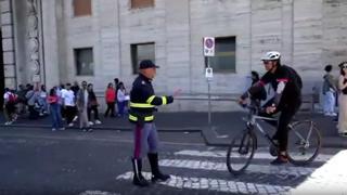 Si possono attraversare le strisce pedonali in bici? Ecco il video sui social della Polizia contestato dai ciclisti