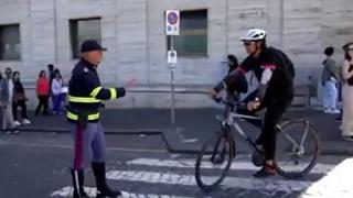 Si possono attraversare le strisce pedonali in bici? Ecco il video sui social della Polizia contestato dai ciclisti