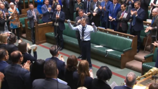 Il deputato inglese ritorna in Aula dopo l'amputazione di braccia e gambe: i colleghi gli dedicano una standing ovation