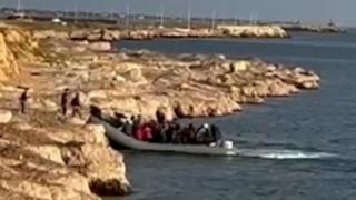 Col gommone fin sulle rocce: ecco come sbarcano (e si danno alla fuga) i migranti a Marsala
