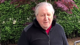 «Parkinson e cecità, mi lasciate in pace almeno quel giorno?»: il videomessaggio di Mollica e la reazione commossa degli amici vip