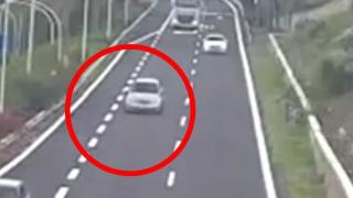 Taormina, ubriaca al volante perde il controllo e va a sbattere in galleria: le immagini dell'incidente