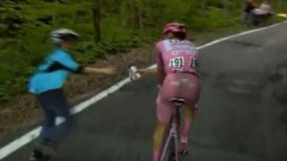 Giro d'Italia, Pogacar regala la borraccia a un bambino