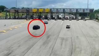 Il video dell'incidente al casello di Rosignano: l'auto che arriva senza frenare e l'impatto con le macchine in coda