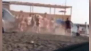 Il video della maxi-rissa sulla spiaggia di Ercolano: calci e pugni in località La Favorita