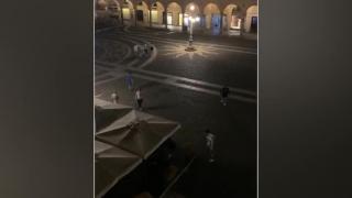 Vandalismi in piazza a Vigevano: risse, urla e bestemmie  Tavoli e sedie lanciate nei dehors dei locali di piazza Ducale - Corriere Tv