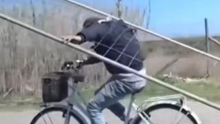 Fiumicino, trasporta in bici un carico eccezionale: il video e' virale