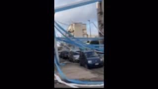 Napoli, attaccano festoni azzurri ai tubi dell'acqua
e un camion li sdradica