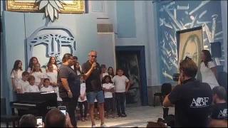 Andrea Bocelli è oggi a Napoli per inaugurare l'esperienza di un coro di bambini nato da un progetto dello stesso tenore presso la chiesa della Maddelena, riaperta dopo un lungo restauro