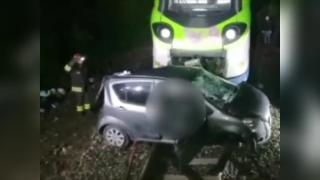 Auto travolta dal treno nel Bresciano, muore una cinquantenne
