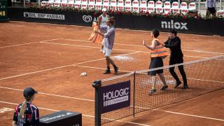 Tennis, attivisti lanciano coriandoli durante una partita degli Internazionali di Roma