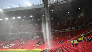 Nubifragio dentro l'Old Trafford a Manchester: il video delle tribune allagate