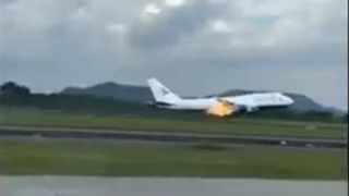 Indonesia, il motore del Boeing 747 va a fuoco durante la fase di decollo: costretto all'atterraggio di emergenza