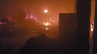 Un incendio è divampato in una zona industriale messicana: cinque capannoni a fuoco