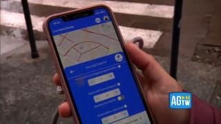 A Milano cittadini in strada per mappare le auto in sosta vietata
