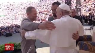 Il papa e l'abbraccio con Maoz e Aziz, un palestinese e un israeliano: «Stringersi è un progetto di futuro»