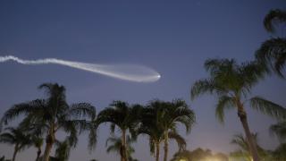 Il razzo di Space X somiglia a una cometa: la scia di luce illumina il cielo notturno della Florida