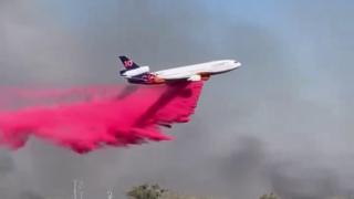 L'aereo spegne l'incendio con un'enorme nube di liquido rosso: il video girato in Arizona
