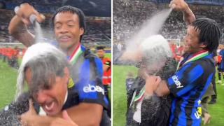 L'Inter fa festa a San Siro: Cuadrado tinge i capelli di Inzaghi di bianco con una bomboletta spray