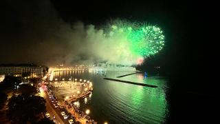 Bari, sul lungomare i fuochi d'artificio (in ritardo) per San Nicola