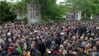 Iran, centinaia in strada a Tabriz per la cerimonia in memoria del presidente Ebrahim Raisi